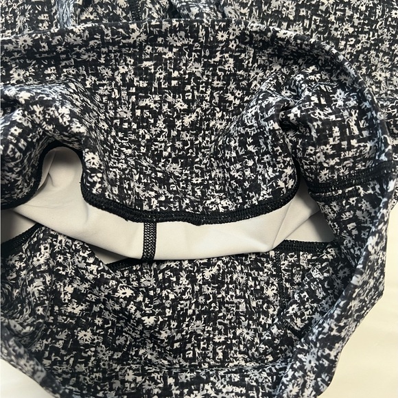 LULEMON LEGGINGS SIZE 8 .came with the bag!!! - Picture 5 of 10